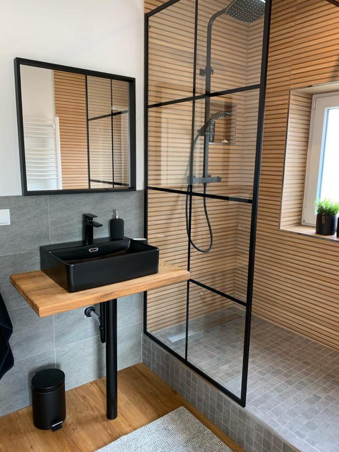 Leonard Apartment *